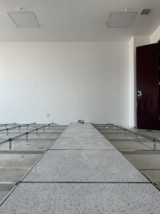 أرضية مرتفعة من الفولاذ والبي في سي مضادة للكهرباء الساكنة ومقاومة للماء والحريق لغرف الخوادم ومراكز البيانات وغرف الكمبيوتر - Product Image 1