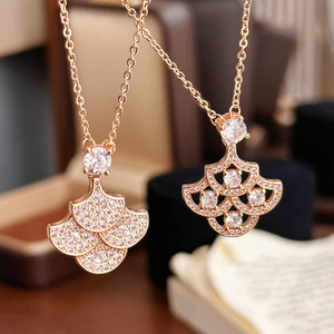 Collana a doppio strato con farfalla <span class=keywords><strong>e</strong></span> fiore in ottone, con <span class=keywords><strong>stelle</strong></span> <span class=keywords><strong>e</strong></span> diamanti - Gioiello semplice con catena a collare - Product Image 1