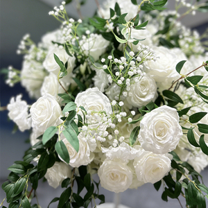 Arrangement floral artificiel de roses blanches et de gypsophile, idéal pour la décoration de mariage - Product Image 3