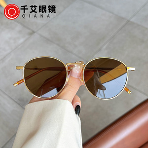 Gafas de Sol Qianai Retro con Marco Redondo Unisex, Metal Dorado, Marco Completo, Protección UV400 Clase 2, Lentes AC - Product Image 3