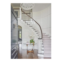 Escalier en colimaçon de luxe avec marches en marbre, balustrade en verre cristal, main courante en métal finition or, fabrication entièrement personnalisée