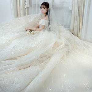 Robe de mariée de luxe moderne à col rond, coupe princesse, longueur ras du sol, en dentelle, ornée de strass, avec traîne, haute qualité - Product Image 4