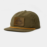 Casquette de baseball à 5 panneaux non structurée personnalisée en vert, tissu en nylon doux, casquette snapback avec visière plate, patch en cuir et logo brodé