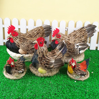 Handgefertigte realistische schlupfende Henne mit künstlichen Echten Federn, detailliertes Design, Osterdeko, Bauernhof-Vogelszene, Requisite für Eierstand.