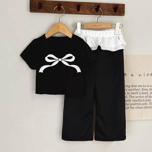 Nouvelle Collection : Ensemble Coréen d'Été Deux Pièces pour Enfants - Haut à Manches Courtes Imprimé Nœud et Pantalon en Dentelle Style Ballet - Product Image 1