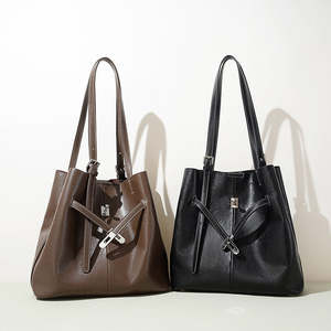 Bolso de hombro de cuero genuino para mujer, fabricante personalizado ODM, bolso tipo cubo retro de lujo para mujer de gran capacidad - Product Image 1