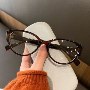 2024 mới Retro khung nhỏ chống ánh sáng màu xanh nam và nữ Kính mắt mèo xu hướng Kính râm thời trang cá tính - Product Image 2