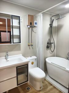 شقق وحدات جاهزة وشقق سكنية بأحجام قياسية 20 قدمًا و 40 قدمًا منازل حاوية حديثة لبناء المخيمات - Product Image 6