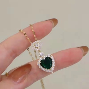 Collana con ciondolo a forma di cuore con zirconi in acciaio inossidabile placcato oro di alta qualità per donna - Product Image 3