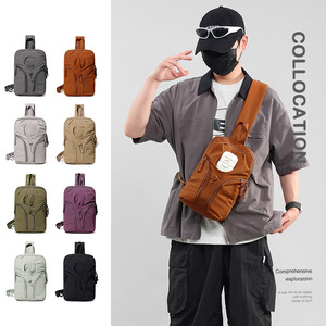 Bolso de Pecho Impermeable con Múltiples Bolsillos y Correa Ajustable, Bolso Bandolera Ligero para Hombres y Mujeres - Product Image 1