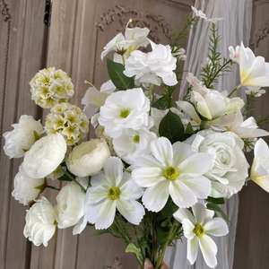 Composizioni Floreali Artificiali Serie Bianca - Rose, Gigli, Tulipani e Ortensie per Oggetti di Scena Fotografici e Decorazioni per la Casa - Product Image 1