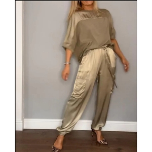 ชุดเซ็ต 2 ชิ้นแฟชั่นสำหรับผู้หญิง ผ้าซาตินเนื้อนุ่ม คอกลม กางเกงรูดเชือก สไตล์ลำลอง - Product Image 1