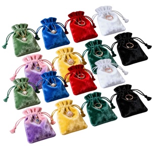 Pochette en velours de luxe avec logo en feuille d'or - Grande taille pour bijoux/accessoires, vente en gros - Product Image 1