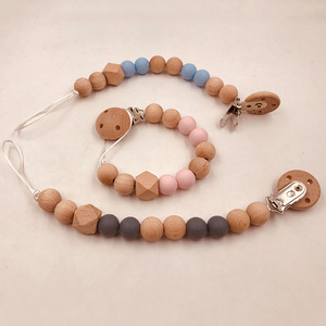 Ensemble cadeau bébé TK 20209-1 en silicone, comprenant des sucettes personnalisées en bois de hêtre, des bavoirs et des attaches-sucettes avec gravure laser sur bois, unisexe - Product Image 4