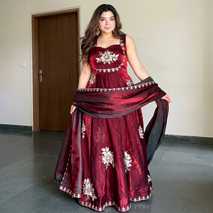 Ensemble ANARKALI PENT DUPATTA en soie lourde brodée de motifs raffinés - Product Image 1