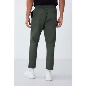 กางเกงวอร์มผู้ชายสีกากี เนื้อผ้ามีเท็กซ์เจอร์ เอวยางยืด ทรงมาตรฐาน สวมใส่สบาย ระบายอากาศได้ดี - Product Image 1