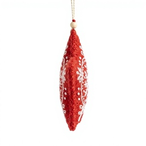 Adornos Navideños Grandes Personalizados de Fieltro Ecológico en Forma de Estrella Roja, Bordado de Copos de Nieve Blancos, Hechos a Mano para Interiores - Product Image 3