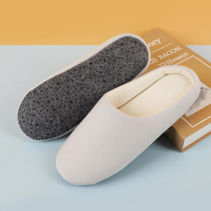 รองเท้าสลิปเปอร์โรงแรมผ้าคอรัลฟลีซแบบกำหนดเอง ดีไซน์สวยงาม สวมใส่สบาย เหมาะสำหรับสปา ห้องพักในร่ม สำหรับแขกทั้งชายและหญิง - Product Image 6