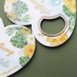 Apribottiglie Magnetico Personalizzabile in Acrilico con Cuore Floreale Tropicale e Palma, Bomboniera per Matrimonio con Sacchetto in Organza - Product Image 4