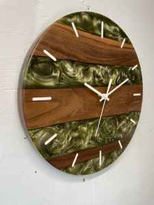 Reloj de Pared Decorativo de Resina y Madera, Moderno, Elegante, Duradero, Funcional y Hecho a Mano, Ideal para Sala de Estar o Dormitorio - Product Image 2