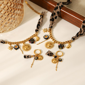 Collar y Pulsera de Cadena Cubana con Colgante de Estrella de Ocho Puntas Sol y Luna de Acero Inoxidable y Tela con Estampado de Leopardo - Product Image 6