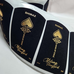 Étiquette de vin en papier velours de qualité supérieure, personnalisable, avec estampage à chaud en feuille d'or et gaufrage, pour l'emballage des bouteilles de vin. - Product Image 2