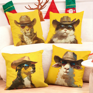 활기찬 노란색 베개 위에 카우보이 모자와 선글라스를 쓴 귀여운 동물들이 아늑하고 축제 분위기 있는 거실 장면을 장식합니다. - Product Image 1