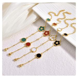 Pulsera de Acero Inoxidable Chapada en Oro de la Serie Bosque de Cinco Hojas con Trébol de Cinco Hojas y Flor <span class=keywords><strong>Lila</strong></span> para Aniversario - Product Image 1