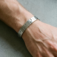 Nueva Pulsera Unisex de Acero Inoxidable Chapada en Oro - Logotipo Grabado con Diseño de Patrón Geométrico - Hipoalergénica, No se Desvanece, Ideal para Regalo