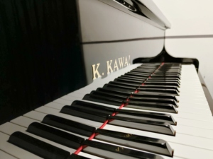 Piano Vertical Acústico Negro K48 de Fábrica para Músicos Profesionales, Piano Japonés de Segunda Mano, Madera Sólida - Product Image 4