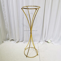 Support de pièce maîtresse de table longue de mariage support de vase à fleur en métal doré suspendu boule en acrylique pour la fête