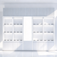Meuble de présentation pour magasin d'optique, unité murale blanche avec panneau supérieur à lattes en bois, étagères lumineuses, rangement CE ETL pour opticien