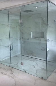 Cabina Doccia Walk-in di Lusso su Misura con Canale di Drenaggio e Vetro Satinato per la Privacy - Product Image 2