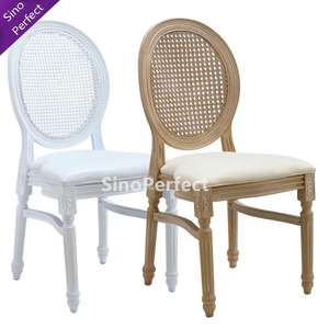 Chaises en plastique de style Louis, couleur bois, design luxueux, pour hôtel, mariage, banquet, cérémonie, aspect bois, résine plastique - Product Image 4