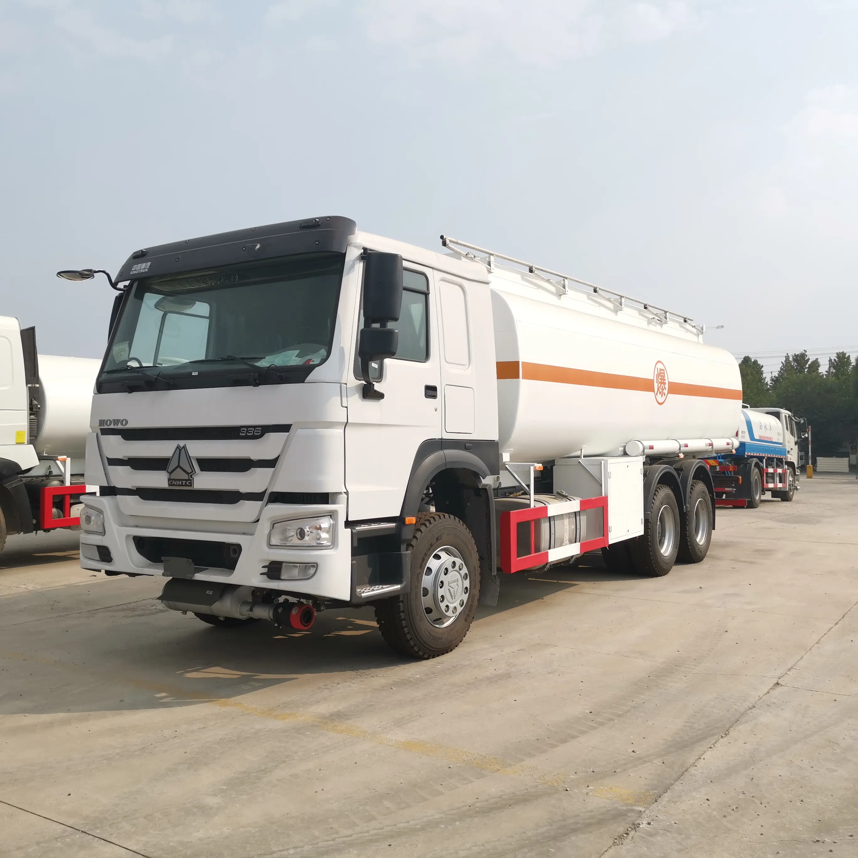 SINOTRUK Howo 6*4 10 Wheels 20000 Liters Used Fuel Tank Truck For Sale