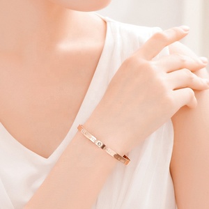 Venta al por mayor de pulseras de pareja de acero inoxidable personalizado y Zirconia brazalete de moda tallado 'Forever Love Only You' para mujeres - Product Image 6