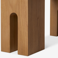 Table basse rectangulaire moderne en chêne, table basse en bois massif avec pieds découpés en arche, table centrale sculpturale en bois pour salon