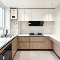 Lemari Dapur Bentuk U Modern dengan Unit Dasar Berbahan Kayu dan Penyimpanan Dinding Putih untuk Proyek Interior Apartemen Kontemporer