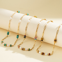 Collier artisanal bohème multicolore pour femme avec chaîne trombone, perles de culture d'eau douce et pierres naturelles, simple et délicat