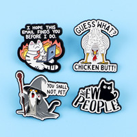 Broches de Metal Creativos con Personajes de Dibujos Animados y Anime, Insignias de Solapa con Citas, Broches de Gato en Existencia, Venta al Por Mayor del Fabricante
