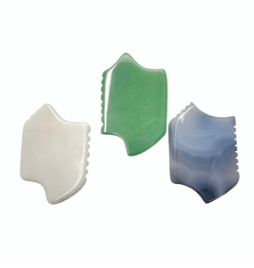 Planche de gua sha en jade blanc dentelé ciblant les points de méridiens - Product Image 1