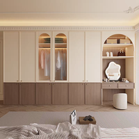 Armoire à portes battantes en placage de bois blanc et verre, style Mid-Century avec lignes épurées et poignée métallique, meuble de chambre à coucher