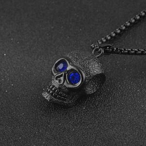 Collar con Colgante de Cabeza de Esqueleto con Cuentas Azules de Acero Inoxidable Chapado en Titanio para Hombre, Estilo Punk Cristiano - Product Image 2