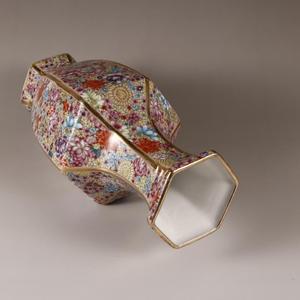 Vase en céramique hexagonal de style Qing Qianlong antique, émail coloré, fait à la <span class=keywords><strong>main</strong></span>, luxe, décoration de <span class=keywords><strong>bureau</strong></span> <span class=keywords><strong>avec</strong></span> bordure dorée pour une utilisation en intérieur - Product Image 3