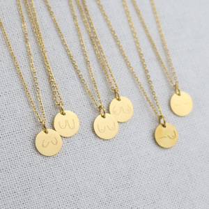 Collana con Ciondolo Minimalista in Acciaio Inossidabile con Incisione Simbolo Seno, Ispirazione Femminista, Consapevolezza del Cancro al Seno - Product Image 3