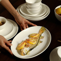 Service de vaisselle classique en céramique blanche côtelée, ensemble complet pour la maison, le café, l'hôtel, le petit-déjeuner, le déjeuner, le dîner et les repas quotidiens.