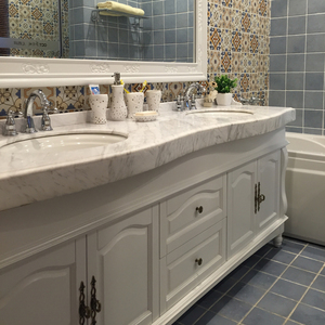 Panel Empotrado Tradicional de Madera y Vidrio Blanco Impecable <span class=keywords><strong>con</strong></span> Almacenamiento Ecológico y Duradero para Baño de Villa en la <span class=keywords><strong>Playa</strong></span> - Product Image 1