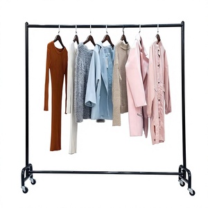 Porte-vêtements autoportant moderne avec roulettes, présentoir à vêtements portable en métal pour manteaux, rail vertical simple, pré-assemblé - Product Image 1