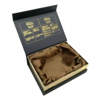 Boîtes à perruques en carton noir de luxe avec fermeture magnétique pliable et doublure en satin pour l'expédition et l'emballage cadeau de perruques