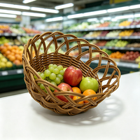 Bruine voedselveilige PP rotan handgemaakte ecovriendelijke geweven mand met gegolfde rand, op maat gemaakte maat en kleur, voor snacks, brood en fruit.